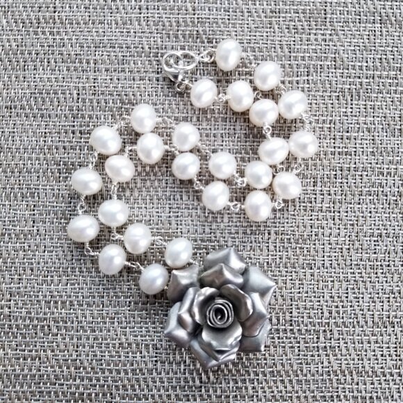 NECKLACE WHITE PEARL WITH SILVER ROSE PENDANT.